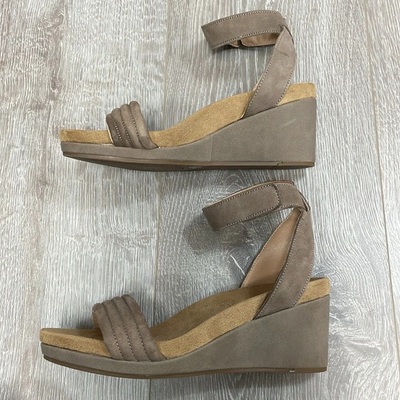 Lucky Brand Kellio Leather Ankle Strap Wedge Sandal Taupe Brown 6.5M - Picture 11 of 16